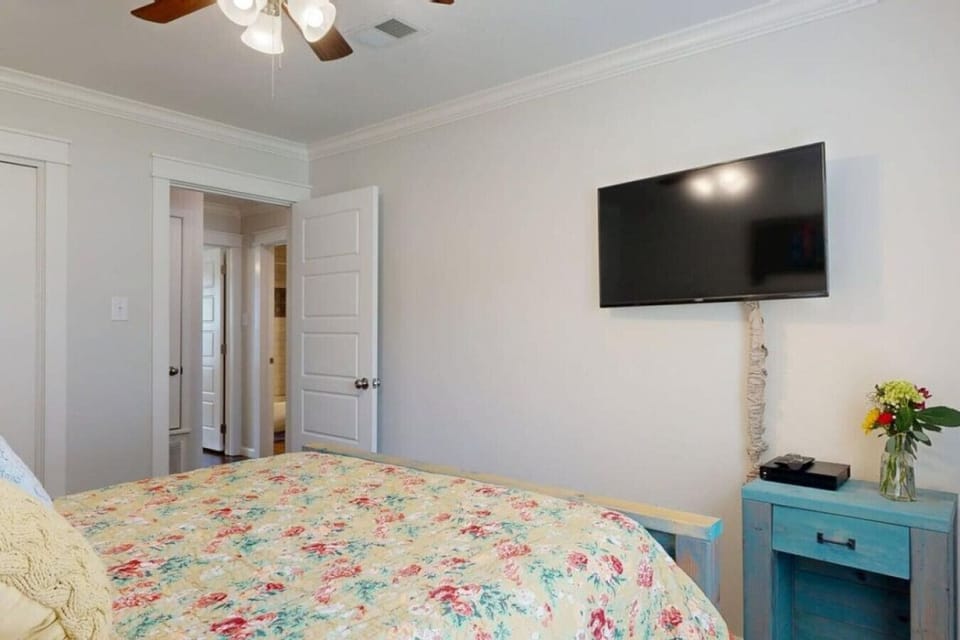 Bedroom 1- Queen