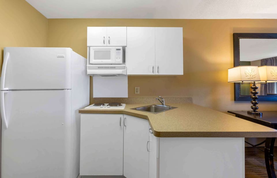 Studio, 2 Double Beds, Non Smoking | Private kitchen | Fridge, microwave, stovetop, coffee/tea maker