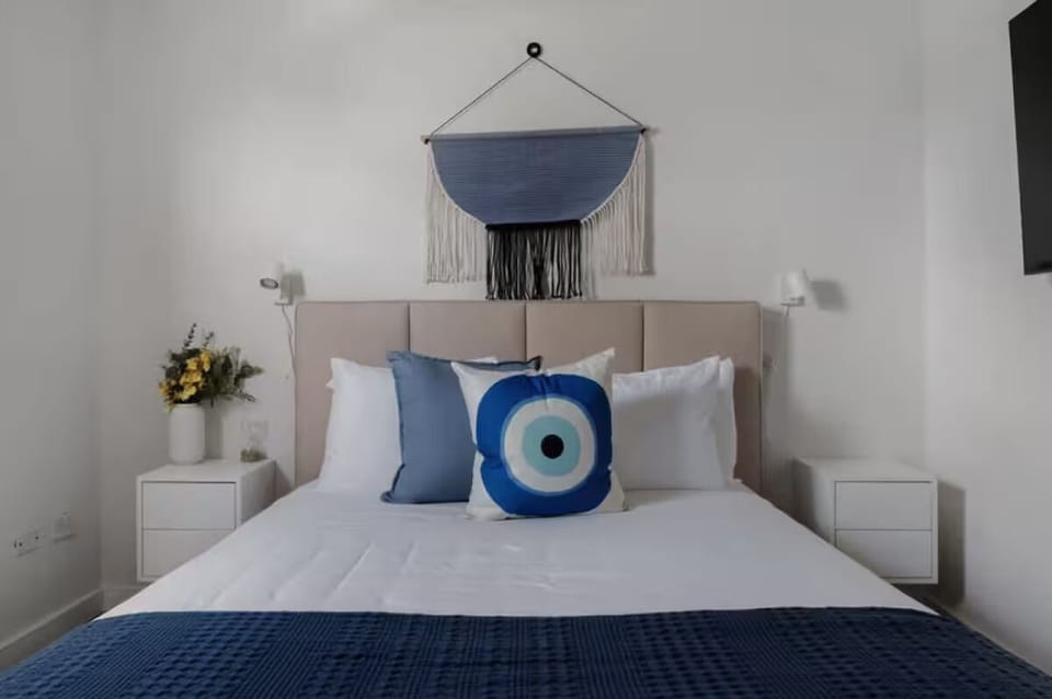 Room, 1 Queen Bed, Non Smoking | Iron/ironing board, free WiFi