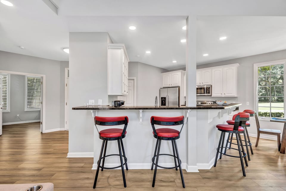 Dining table with seating for 6 & 4 additional spots at the kitchen counter