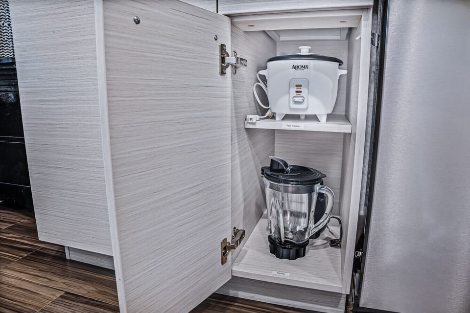Fully stocked kitchen with all that you need. Pots, pans, bakeware, salt +pepper, and olive oil!!