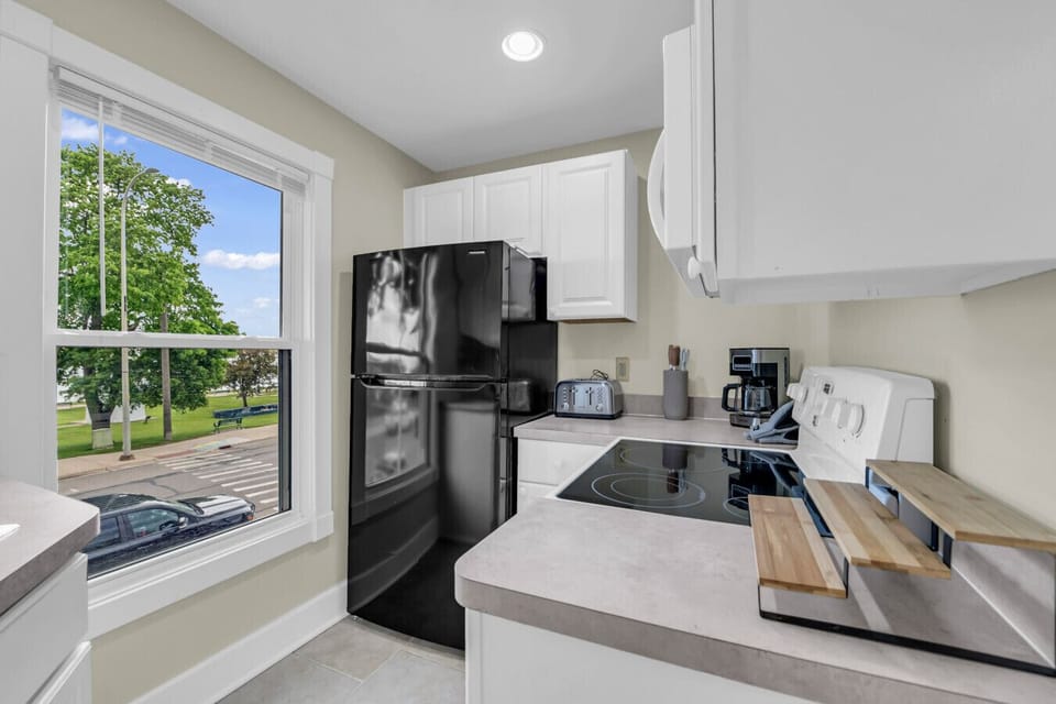 Whip up breakfast while watching the St. Clair River scene do its thing. It’s a whole moment.