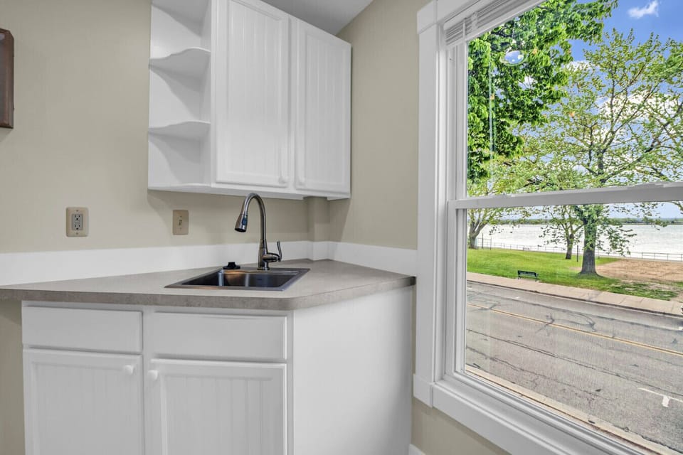 Whip up breakfast while watching the St. Clair River scene do its thing. It’s a whole moment.