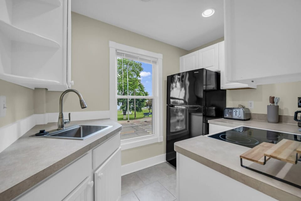 Whip up breakfast while watching the St. Clair River scene do its thing. It’s a whole moment.