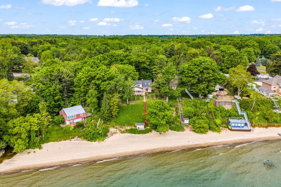 Total privacy tucked into the trees, with wide-open lake vibes.
