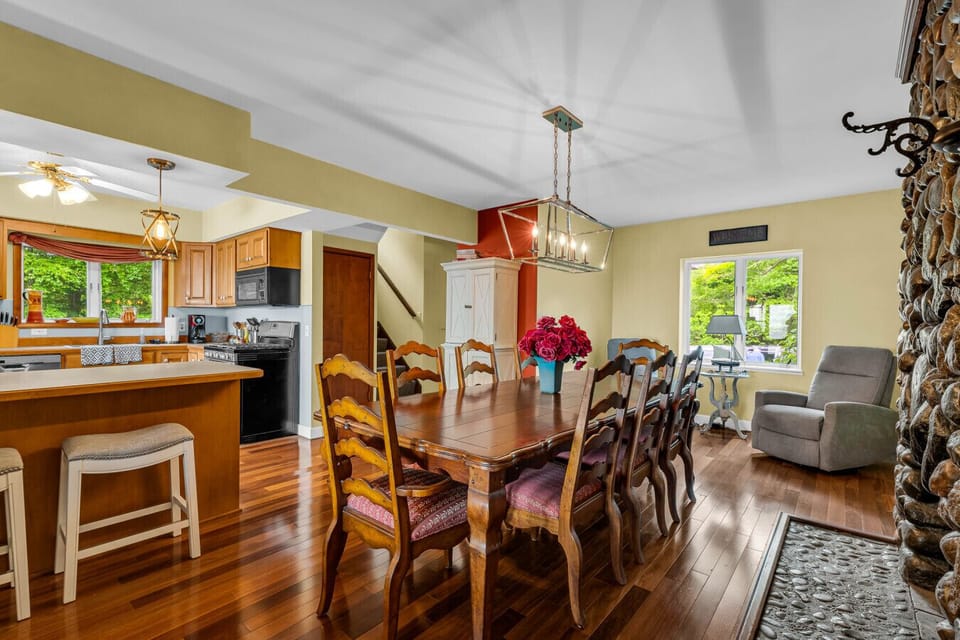 Feast mode activated. This dining space was made for big meals and even bigger memories.