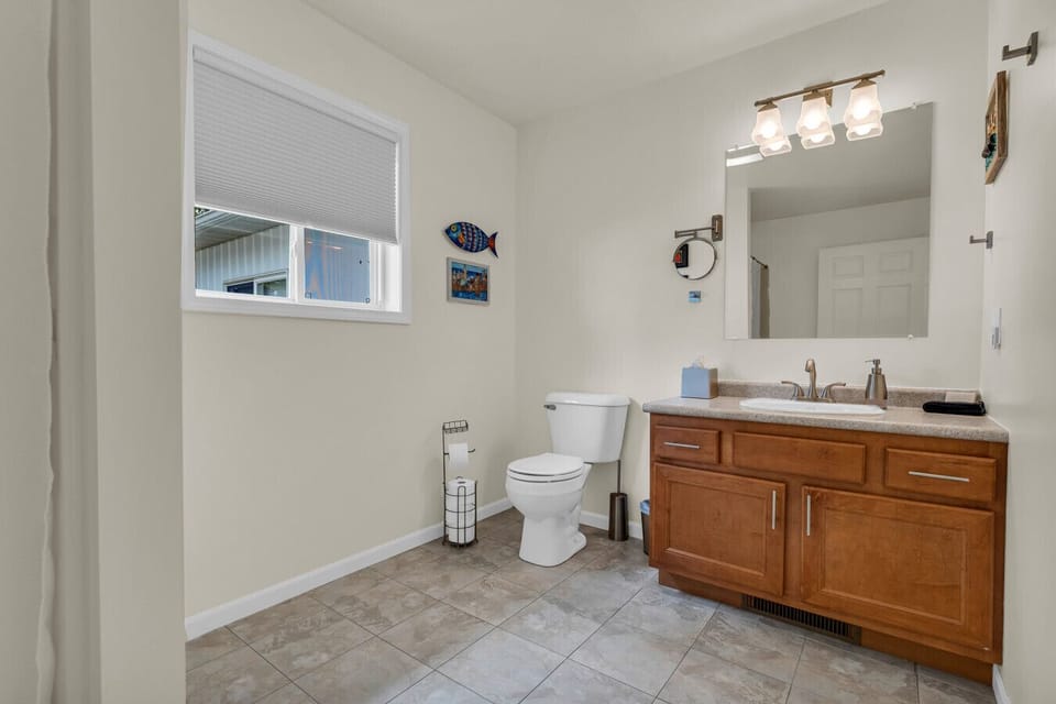 Bright, spacious, and ready to help you do your best thinking—yep, it`s the vacation bathroom you never knew you needed.