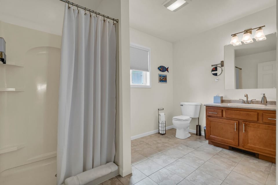 Spacious bathroom with beachy flair. Let’s go!