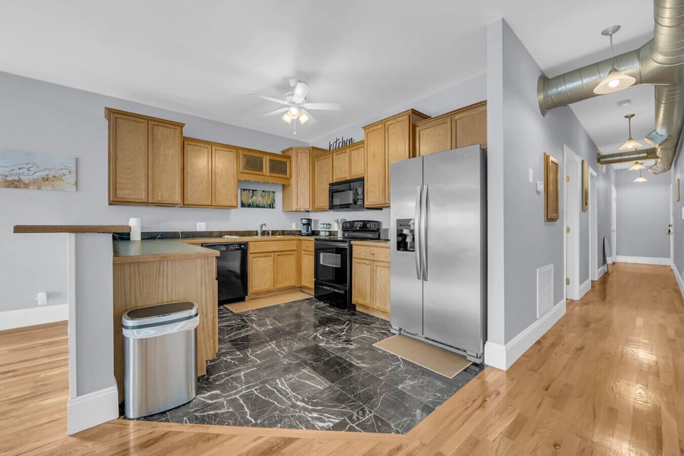 Stainless steel vibes, breakfast-ready countertops, and space for snack attacks.