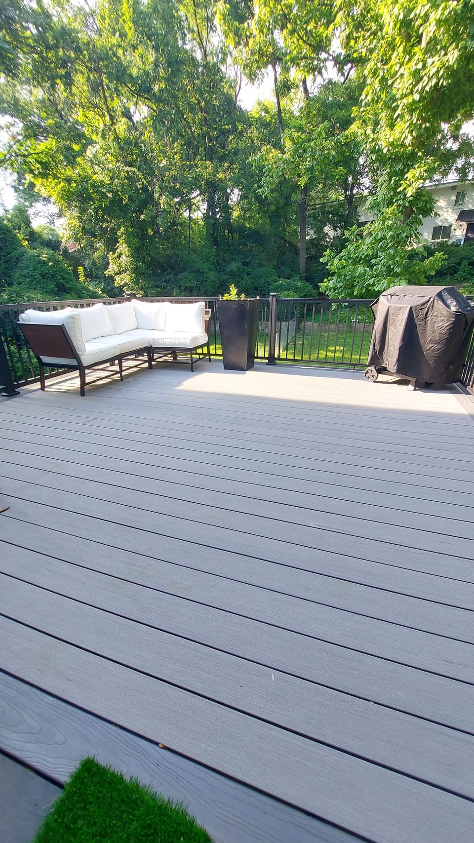 PATIO W/ GRILL & TABLE SEATING