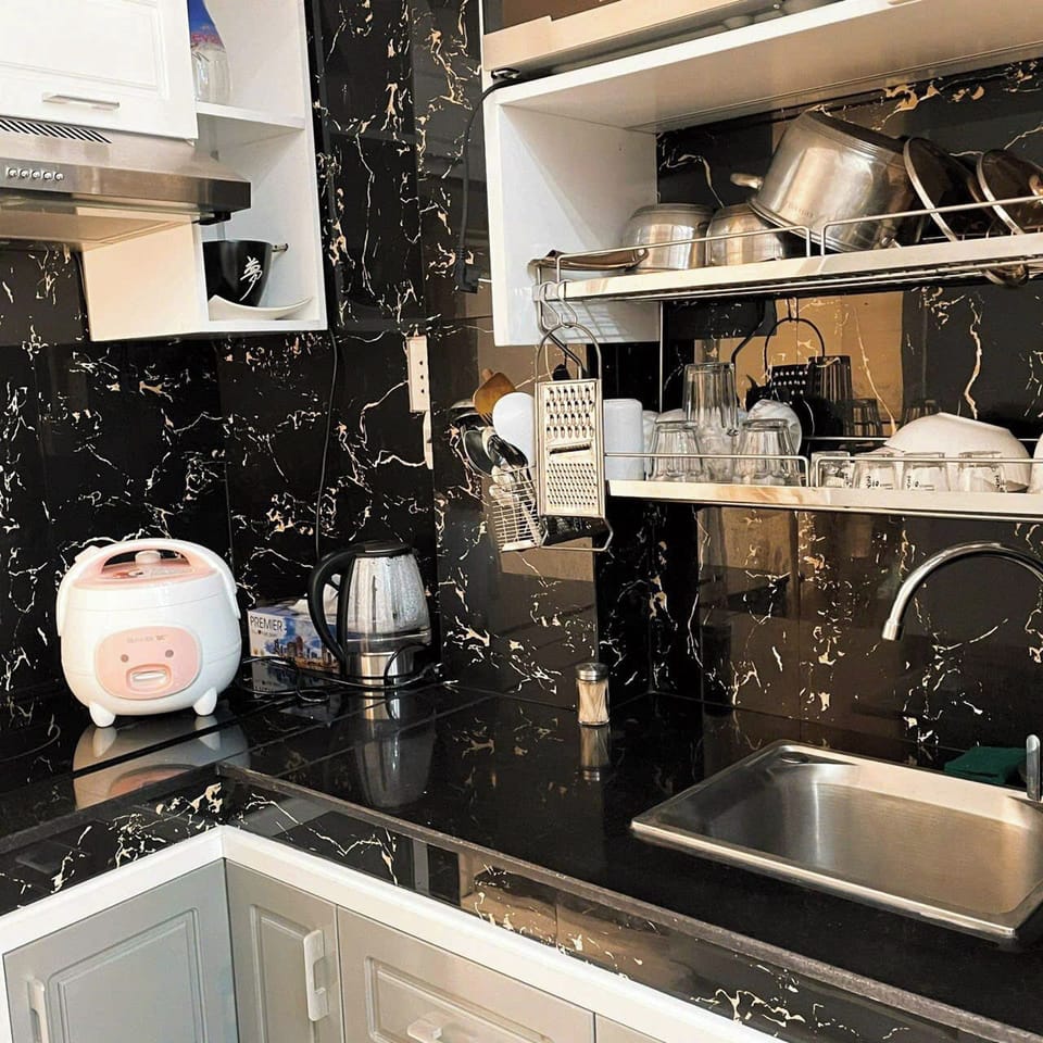 Family Apartment, 3 Bedrooms, Balcony, City View | Private kitchen | Fridge, microwave, oven, stovetop