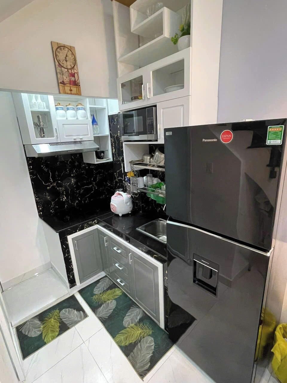 Family Apartment, 3 Bedrooms, Balcony, City View | Private kitchen | Fridge, microwave, oven, stovetop