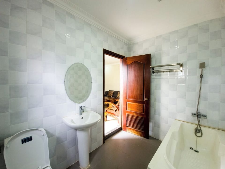Deluxe Double Room, Balcony, City View | Bathroom