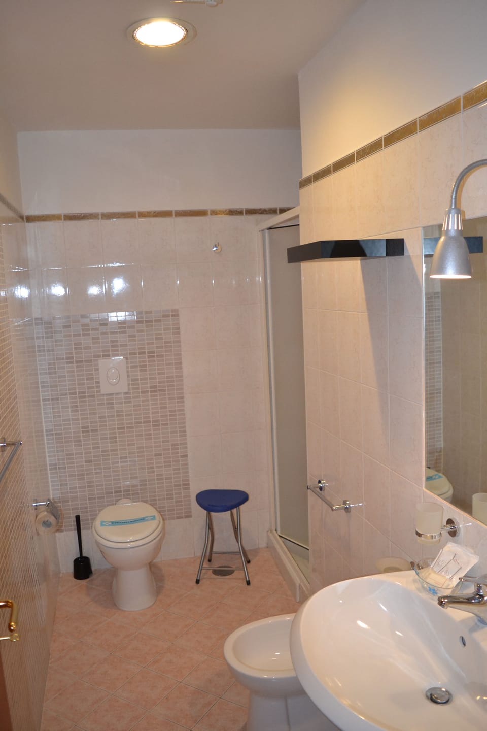 Shower, free toiletries, hair dryer, bidet