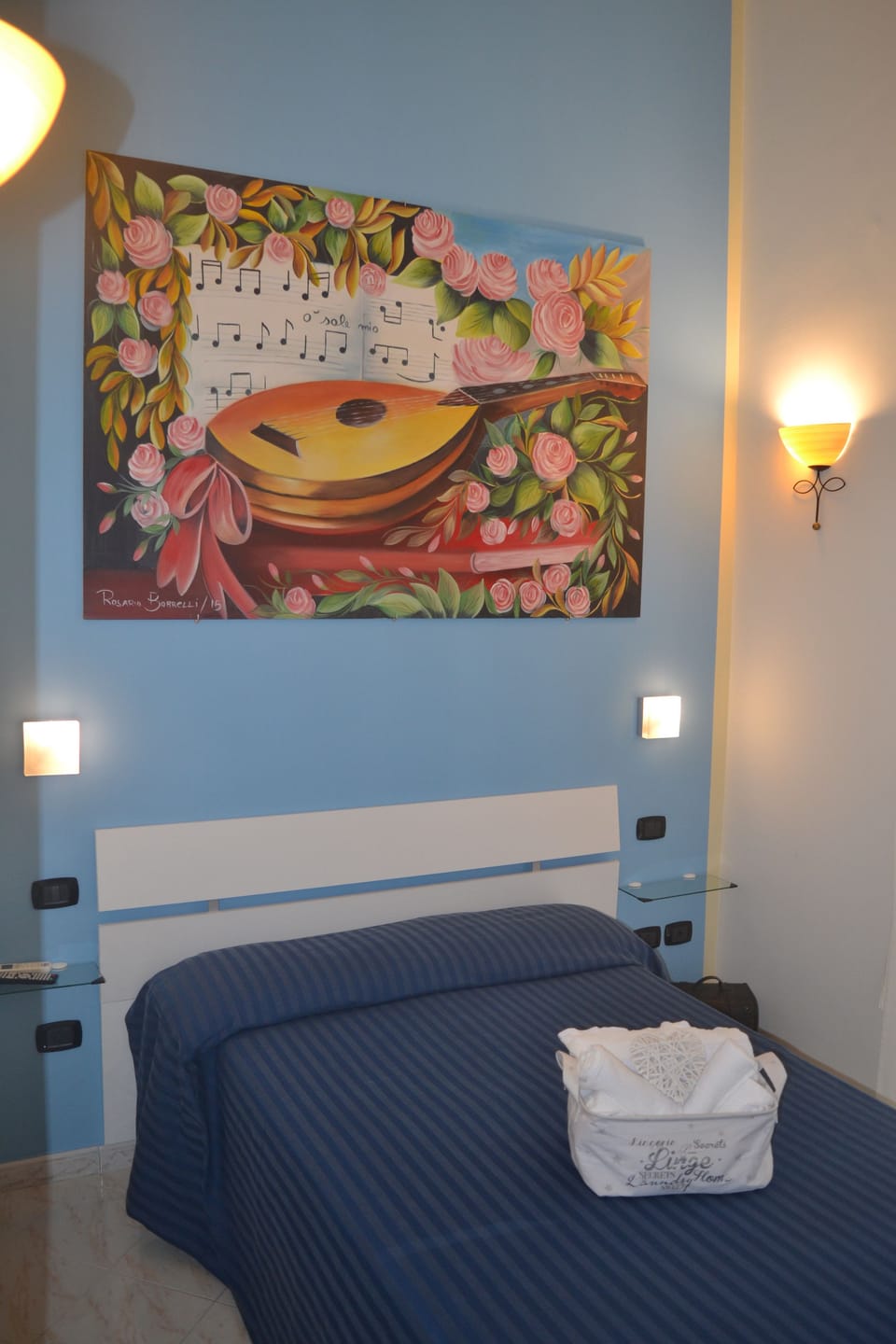 Desk, soundproofing, free WiFi, bed sheets