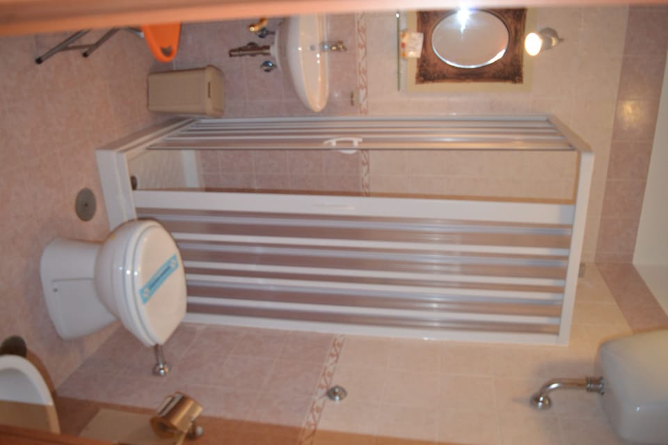Superior Double Room | Bathroom | Shower, free toiletries, hair dryer, bidet