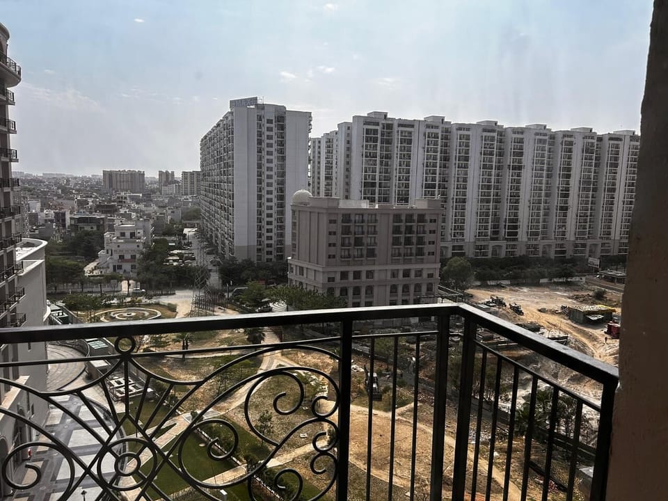 Comfort Room, City View | Living area