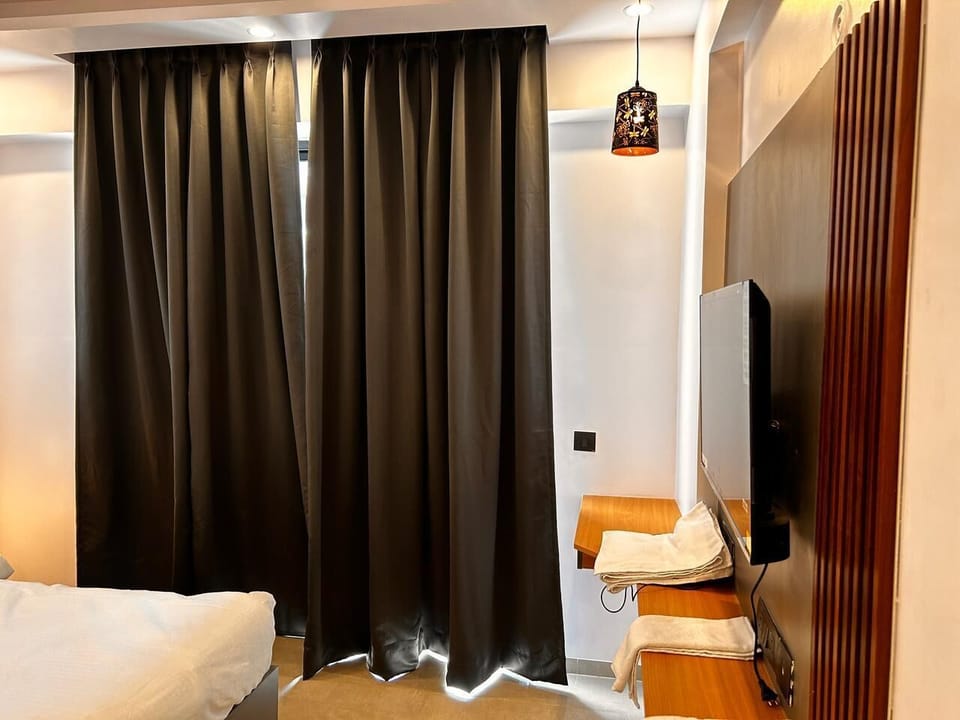 Comfort Room, City View | Living area