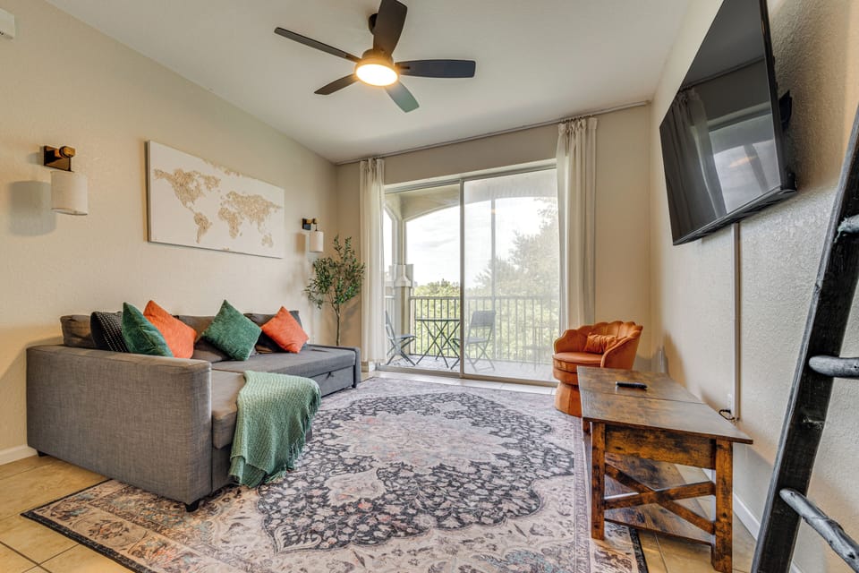 Living Room | Queen Sleeper Sofa | Smart TV | Board Games | Free WiFi