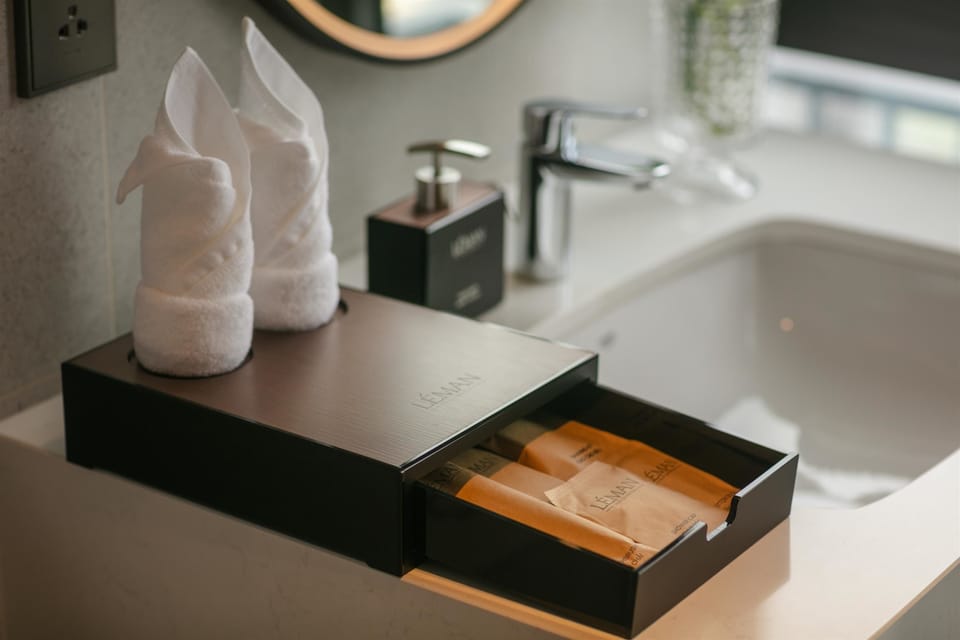 Deep soaking tub, hydromassage showerhead, free toiletries, hair dryer