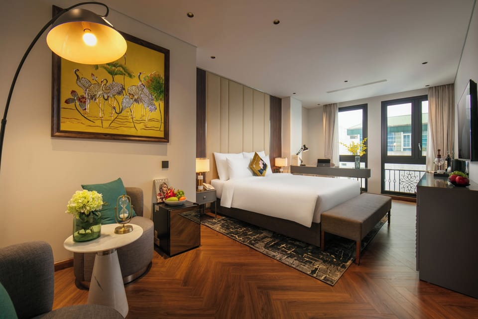 Executive room with bathtub | Minibar, in-room safe, blackout drapes, soundproofing