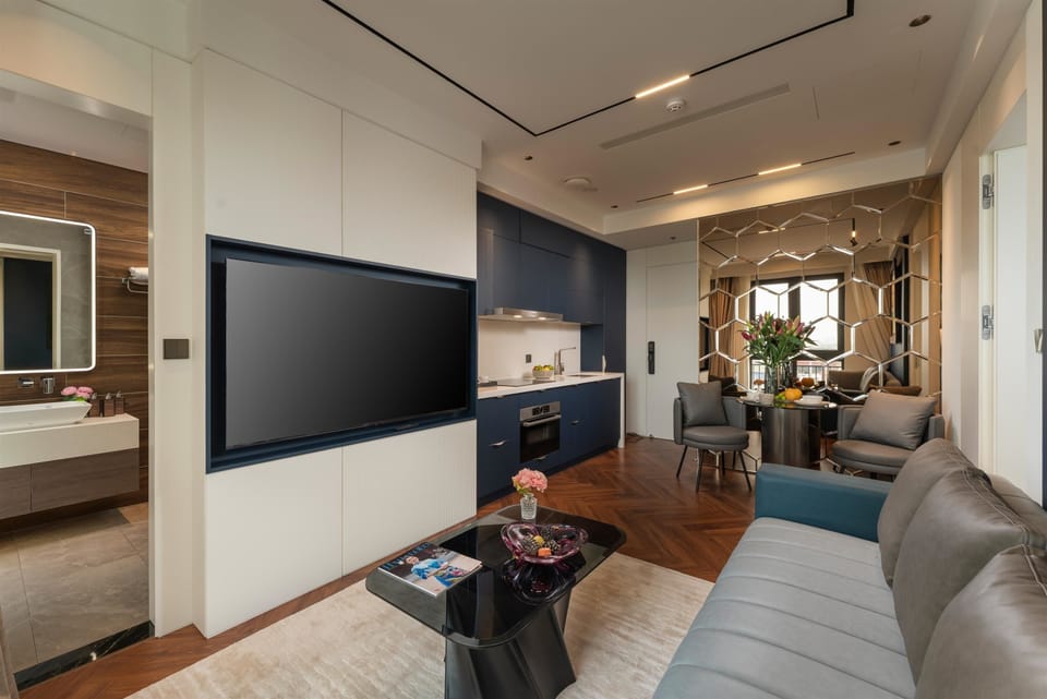 Luxury Studio Suite | Minibar, in-room safe, blackout drapes, soundproofing