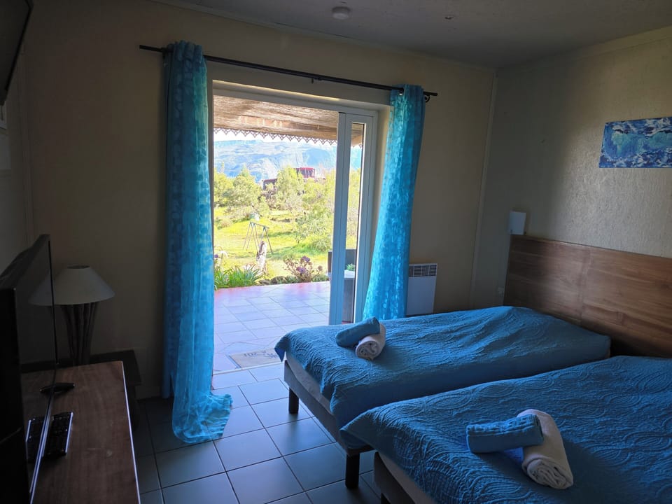 Classic Twin Room, Mountain View | Free WiFi
