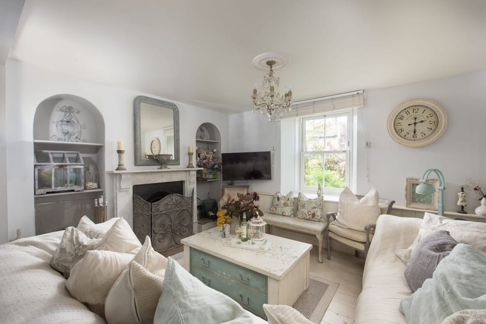 Cosy living room with Fireplace and Smart TV - Almond Cottage