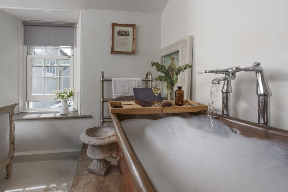 Relaxing bath tub within master bedroom  - Almond Cottage