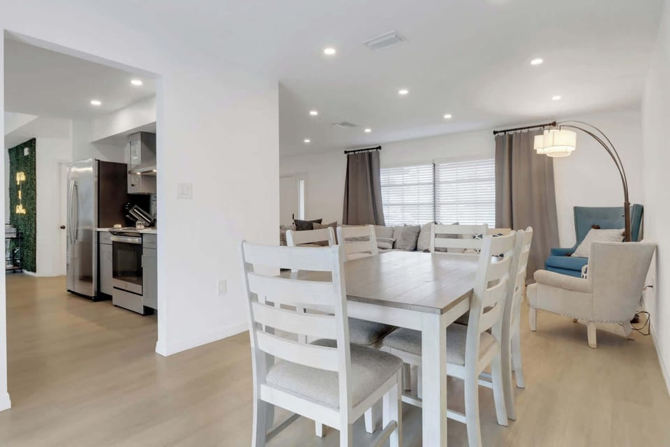 Dinner with a view? Yes, please! This dining space for 6 offers the perfect setting for meals, laughter, and poolside vibes just beyond the glass.