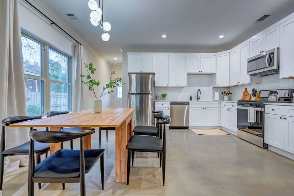 Enjoy meals together in the open-concept dining area, located just beside the kitchen—perfect for easy serving and great conversation.

