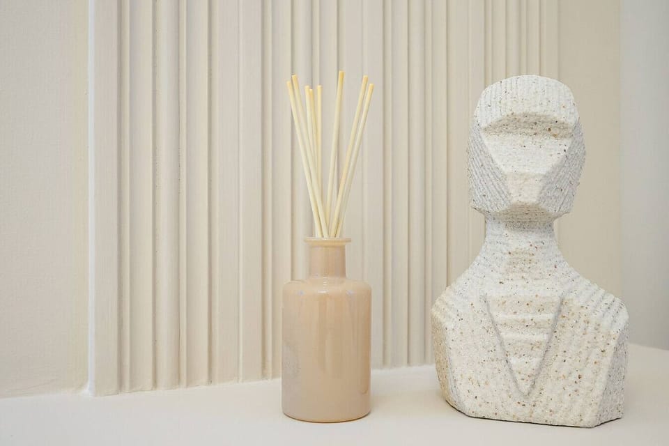 Artistic Nook: Discover a fusion of modern decor with soothing aromas for a delightful stay!