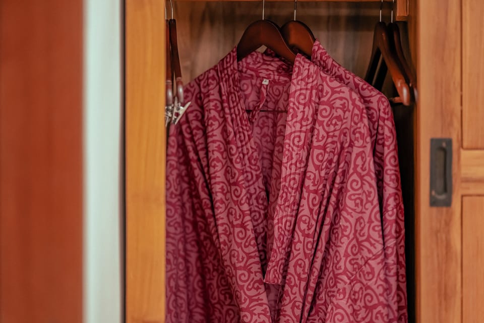 Deluxe Suite, Garden View | Bathroom | Hair dryer, slippers, towels, soap