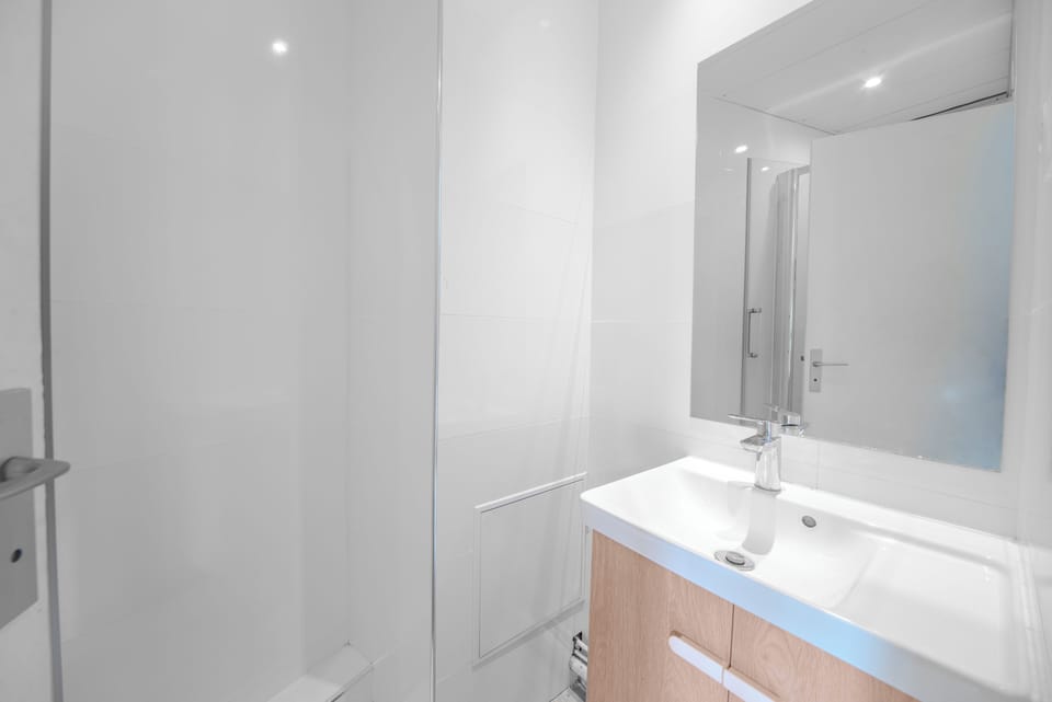 Combined shower/tub, hair dryer, towels