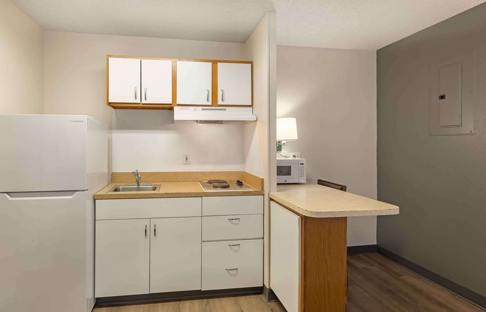 Studio, 2 Double Beds, Non Smoking | Private kitchen | Fridge, microwave, stovetop
