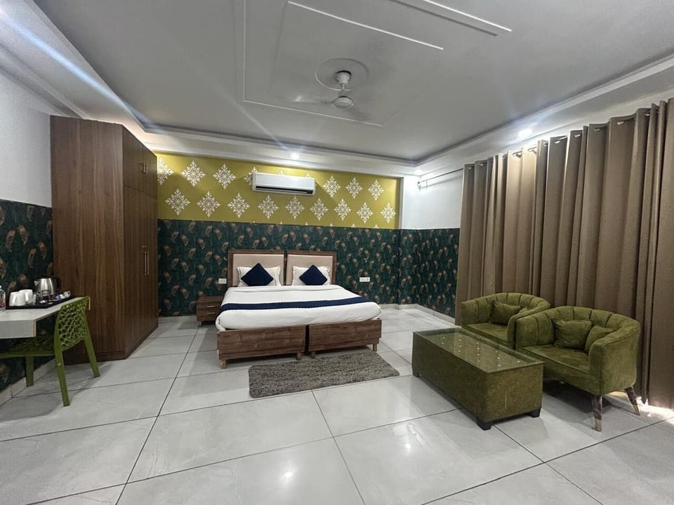 Superior Double Room, Balcony, City View | Desk, laptop workspace, blackout drapes, soundproofing