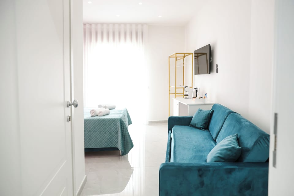 Room with green bed | Blackout drapes, soundproofing, WiFi (free)