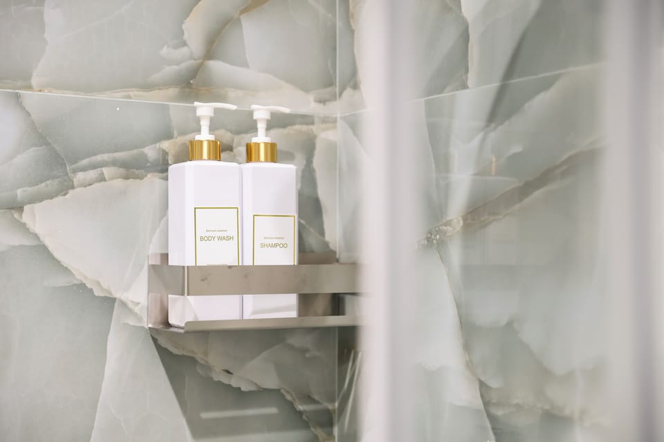 Room with green bed | Bathroom | Shower, hair dryer, bidet, towels