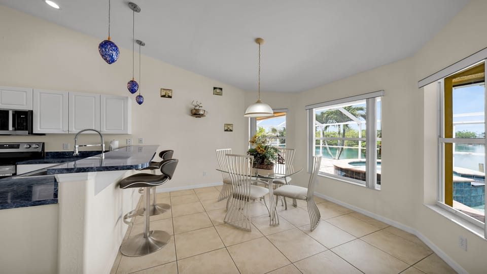 House | 3 bedrooms, desk