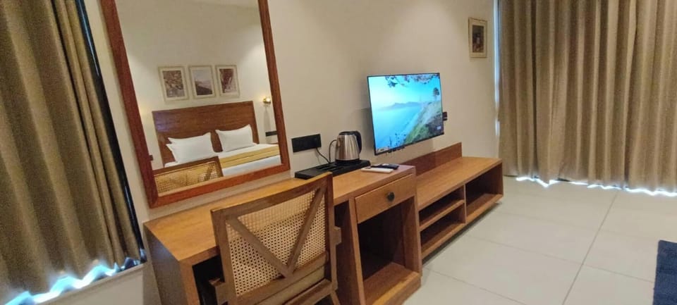 Premium bedding, desk, laptop workspace, WiFi (free)