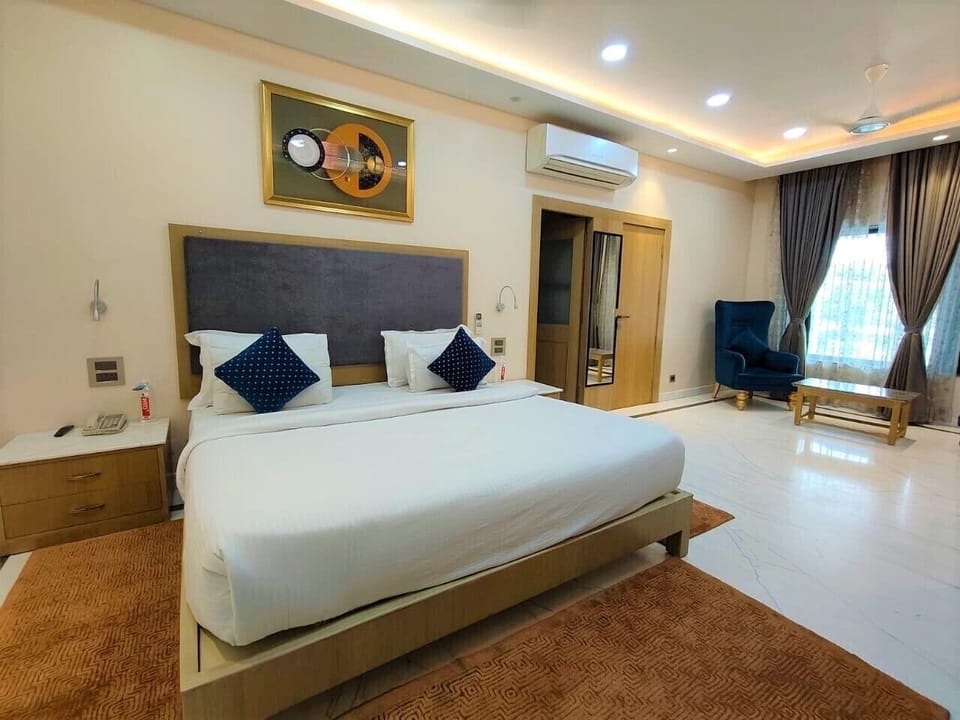 Basic Studio Suite | Frette Italian sheets, premium bedding, memory foam beds, minibar