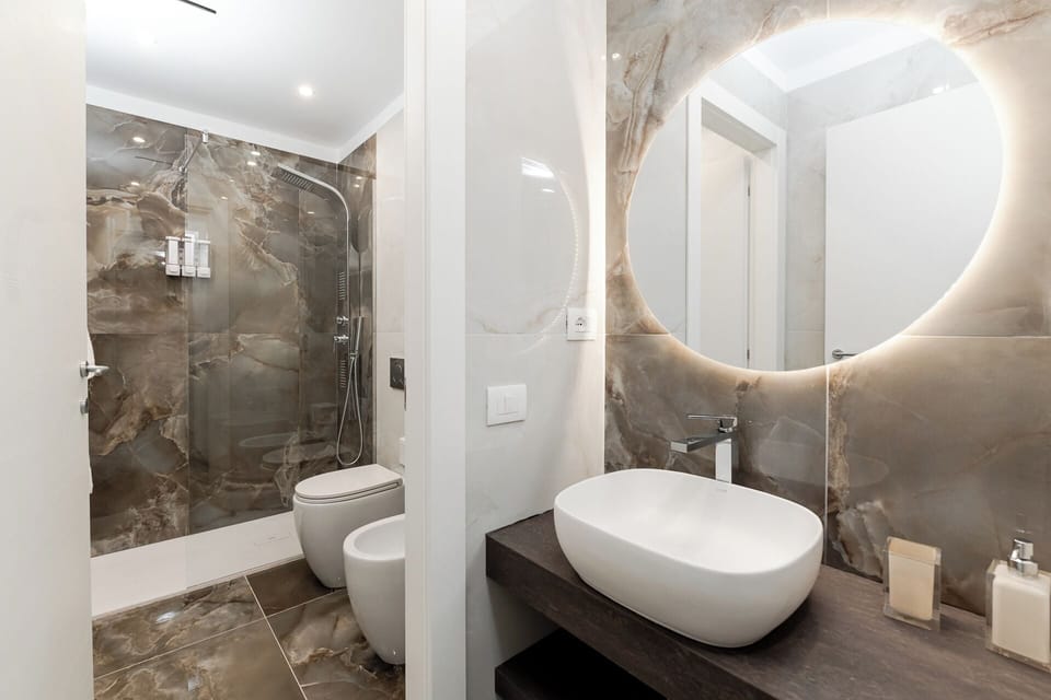 Deluxe Suite, Balcony | Bathroom | Hair dryer, towels, soap, shampoo