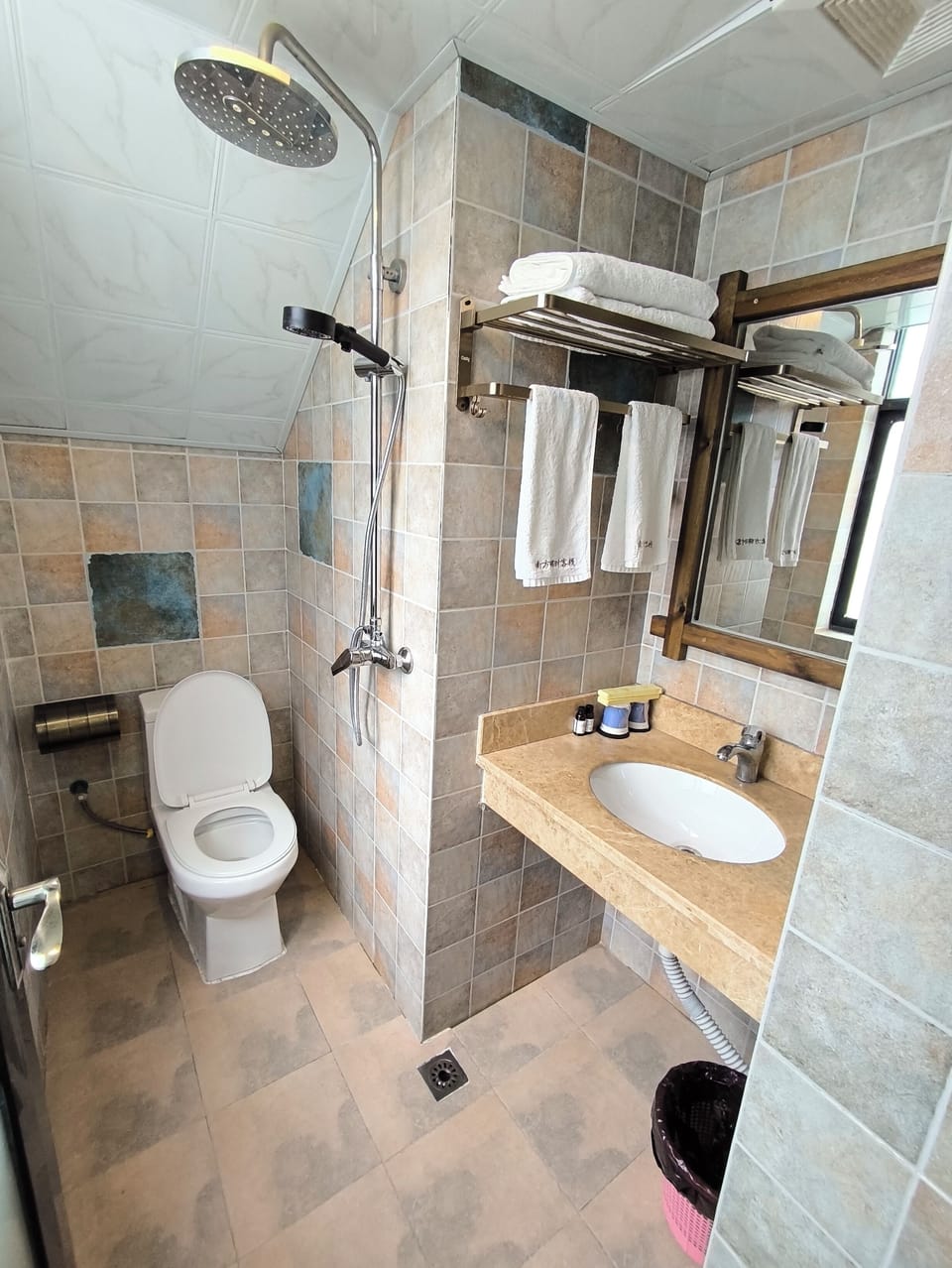 Classic Twin Room, Courtyard View | Bathroom | Shower, hair dryer, towels, soap