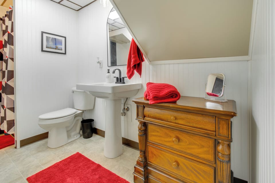 9 Mi to Downtown Rushville: Cozy Getaway w/ Grill Cottage in Illinois