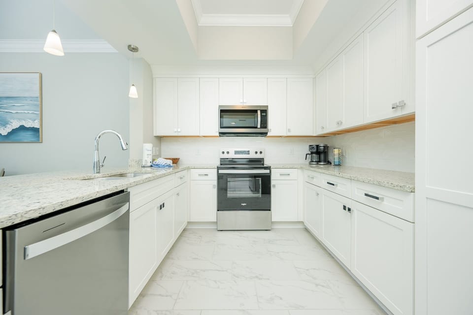 Condo, 3 Bedrooms | Private kitchen | Fridge, oven, coffee/tea maker