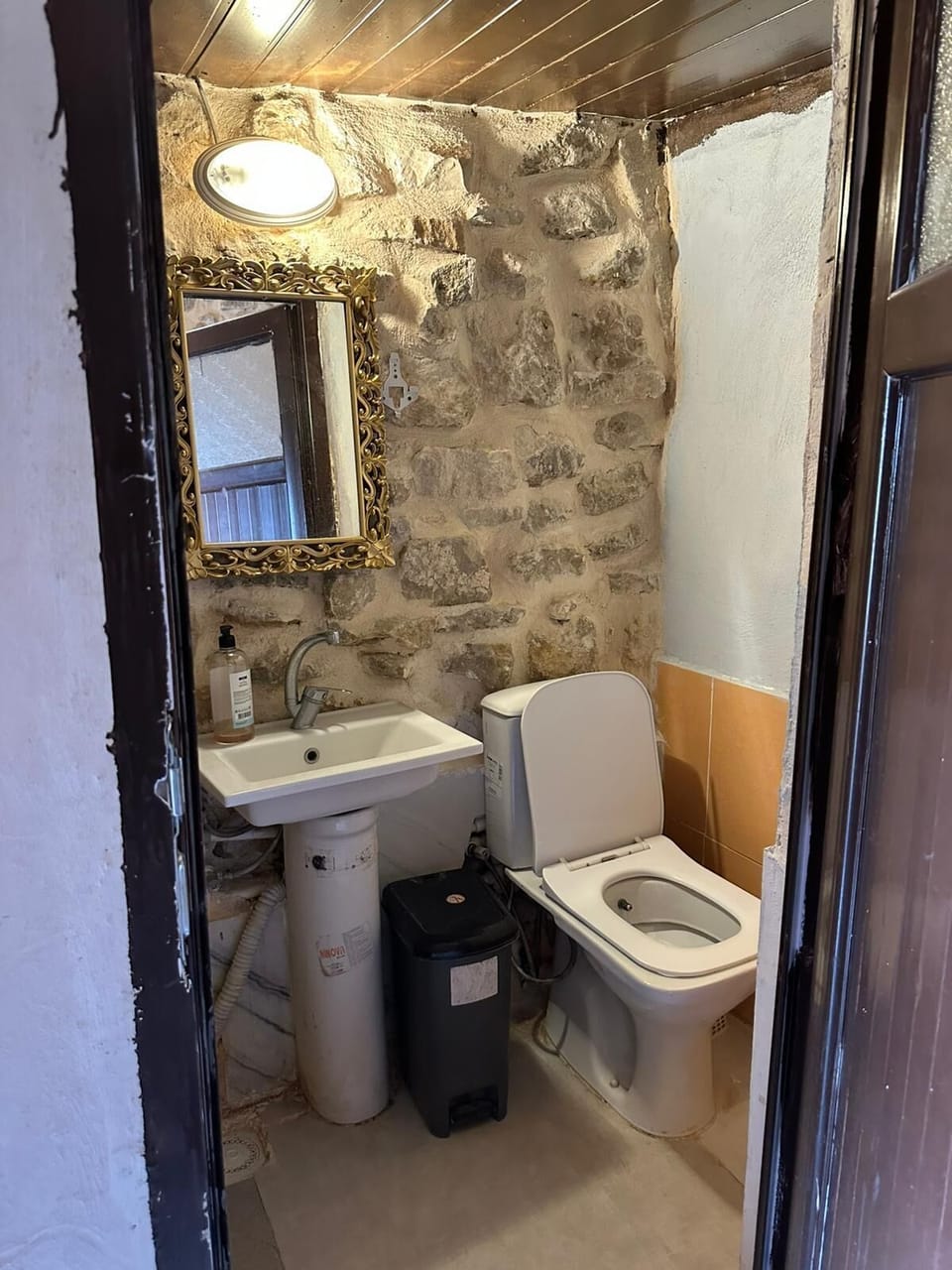 Classic Room, City View | Bathroom | Shower, hair dryer, slippers, towels