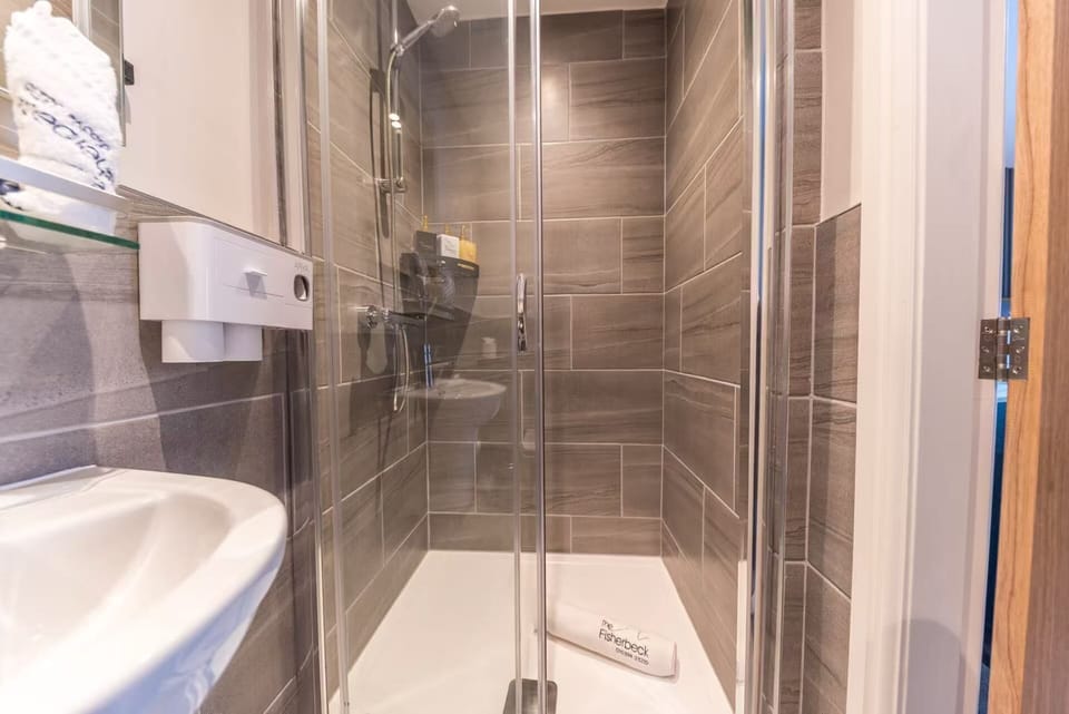 Comfort Apartment, 3 Bedrooms | Desk, laptop workspace, iron/ironing board, WiFi (free)