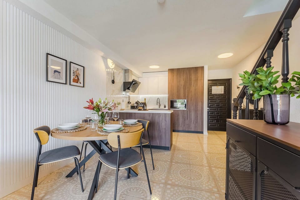 Modern Open-Plan Kitchen & Dining — Enjoy Flowing Spaces, Stylish Finishes, and the Comfort of Thoughtful Interior Design