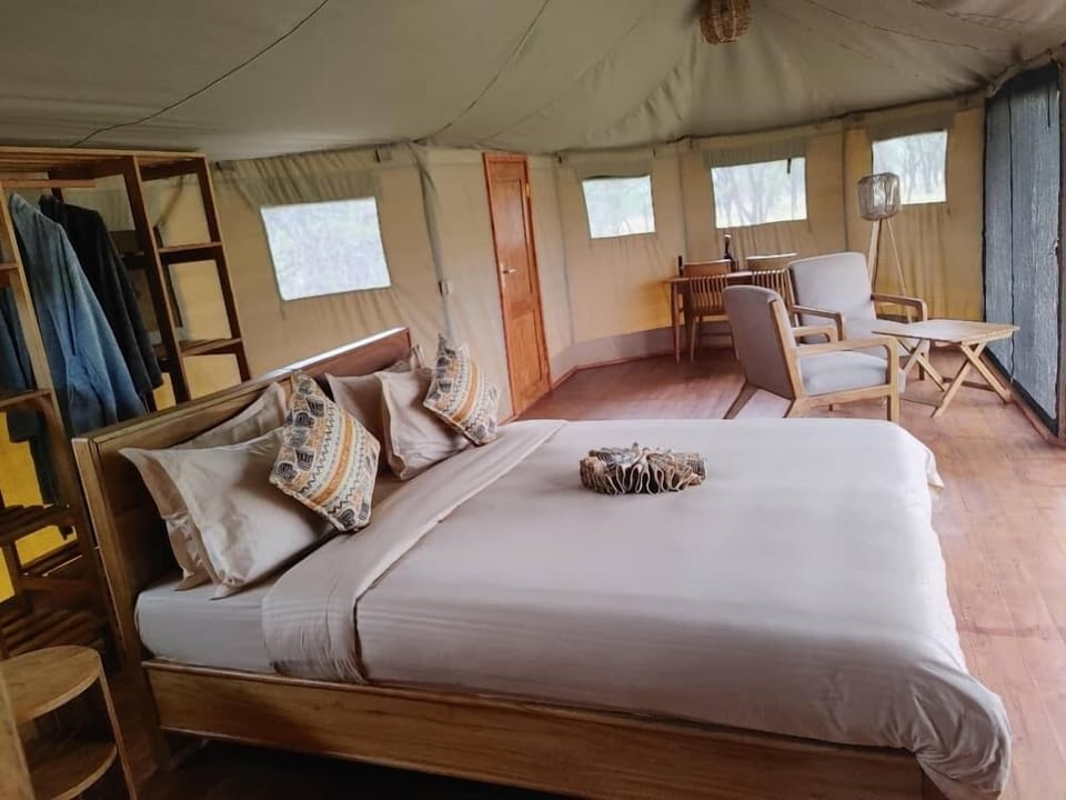 Standard Triple Room, Hill View | Desk