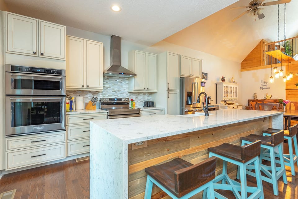 Large Kitchen! Two Ovens!